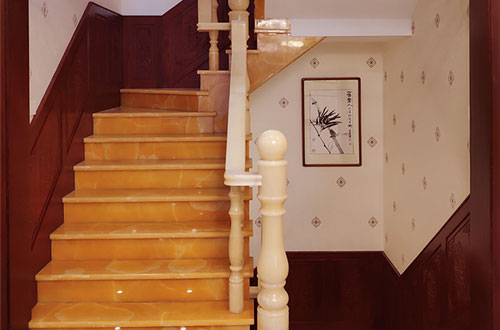 绿春中式别墅室内汉白玉石楼梯的定制安装装饰效果